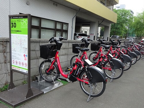 札幌でレンタサイクルに乗って配達する