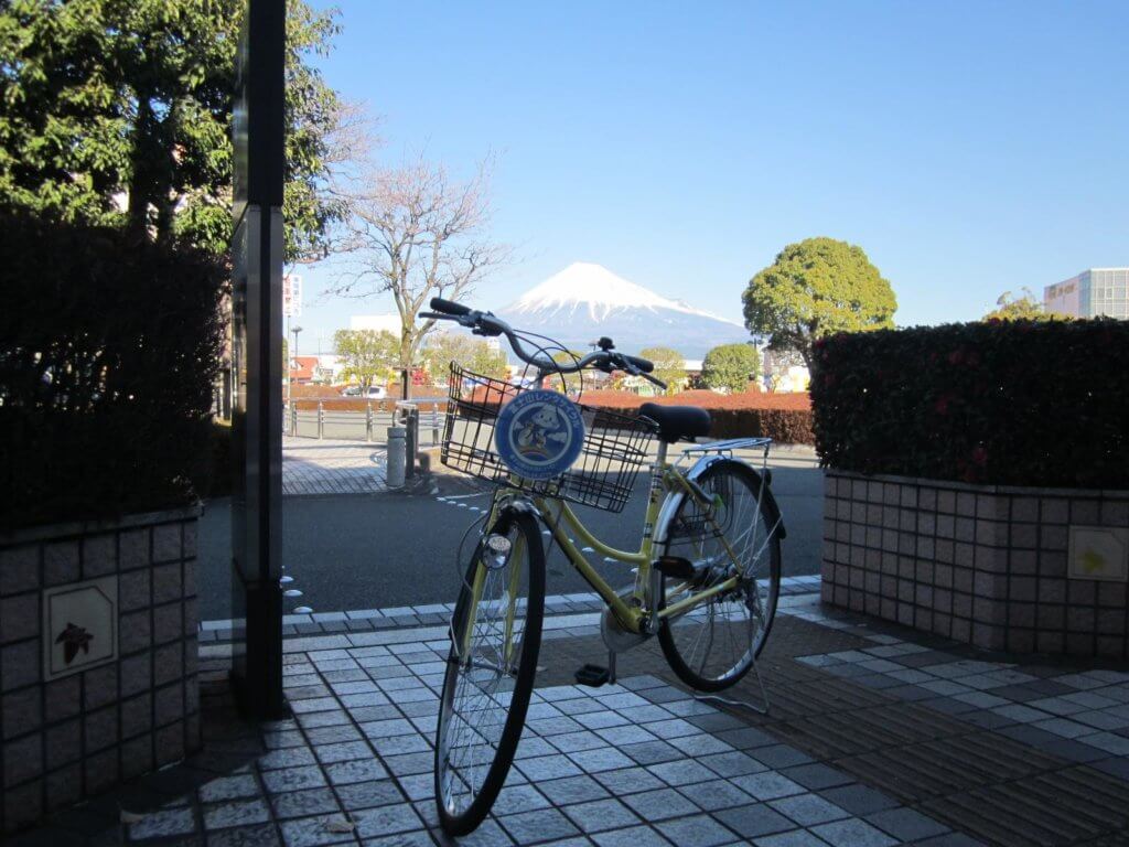 富士市でレンタサイクルに乗って配達する