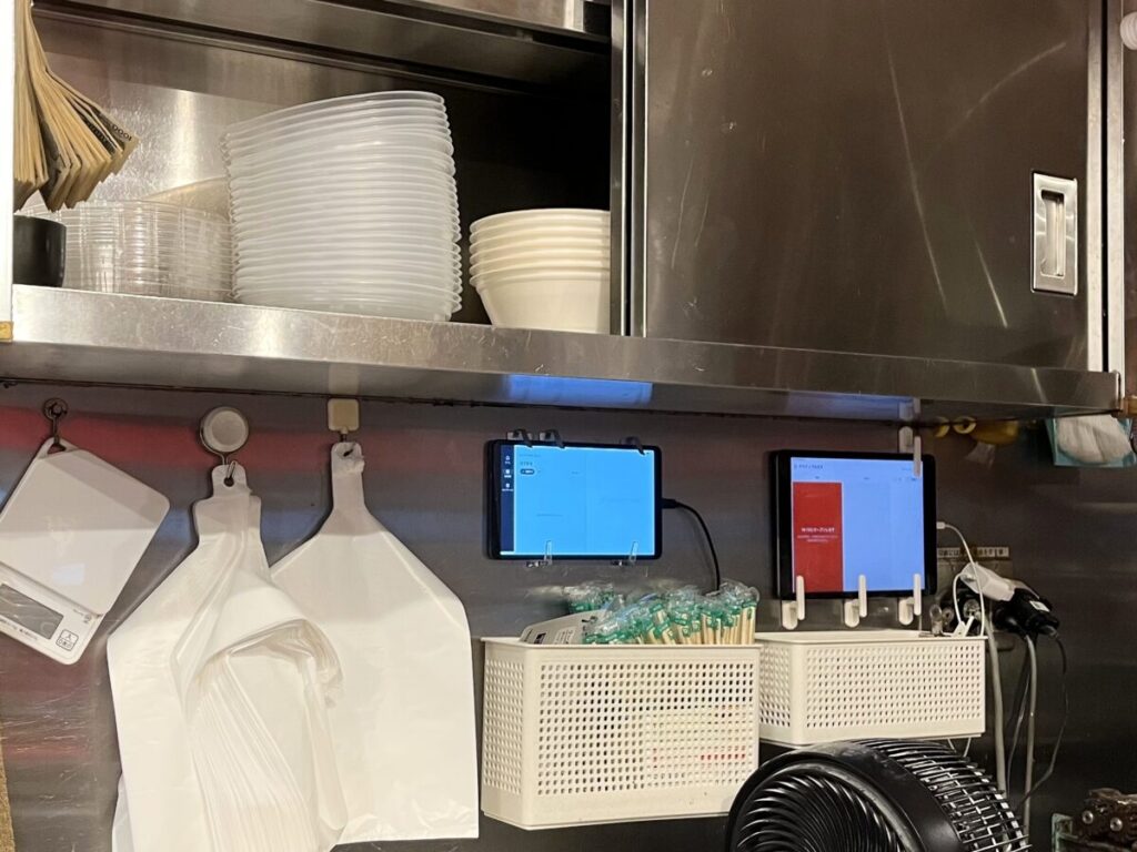 デリバリー用容器は棚に、袋や箸は壁掛けでスッキリ収納。