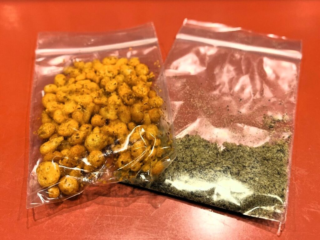 トッピングは小袋に分けて提供。お好みで味変できます。