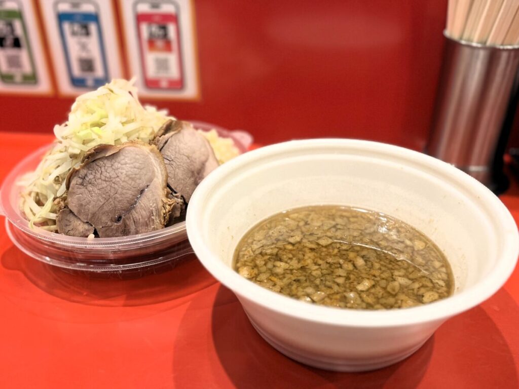 デリバリーは麺とスープを分け、多めのスープでお届け。