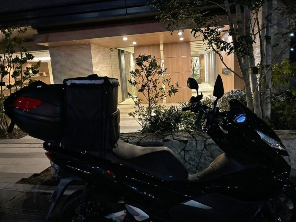 ムタさんがUber Eats配達に使用するホンダPCX125(125ccバイク)。千葉の郊外エリアの移動に最適。