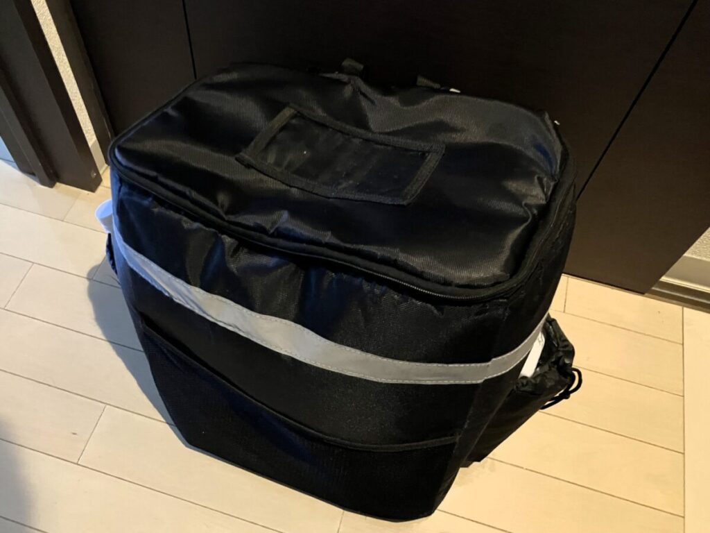 無地の黒い配達バッグ（Amazonで購入した非公式品）