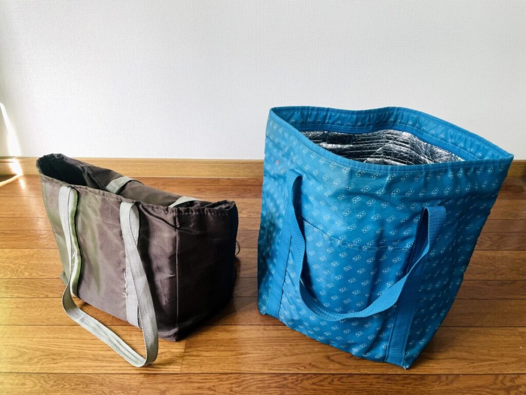 セリアの保温バッグとドミノ・ピザの配達バッグを並べた外観。