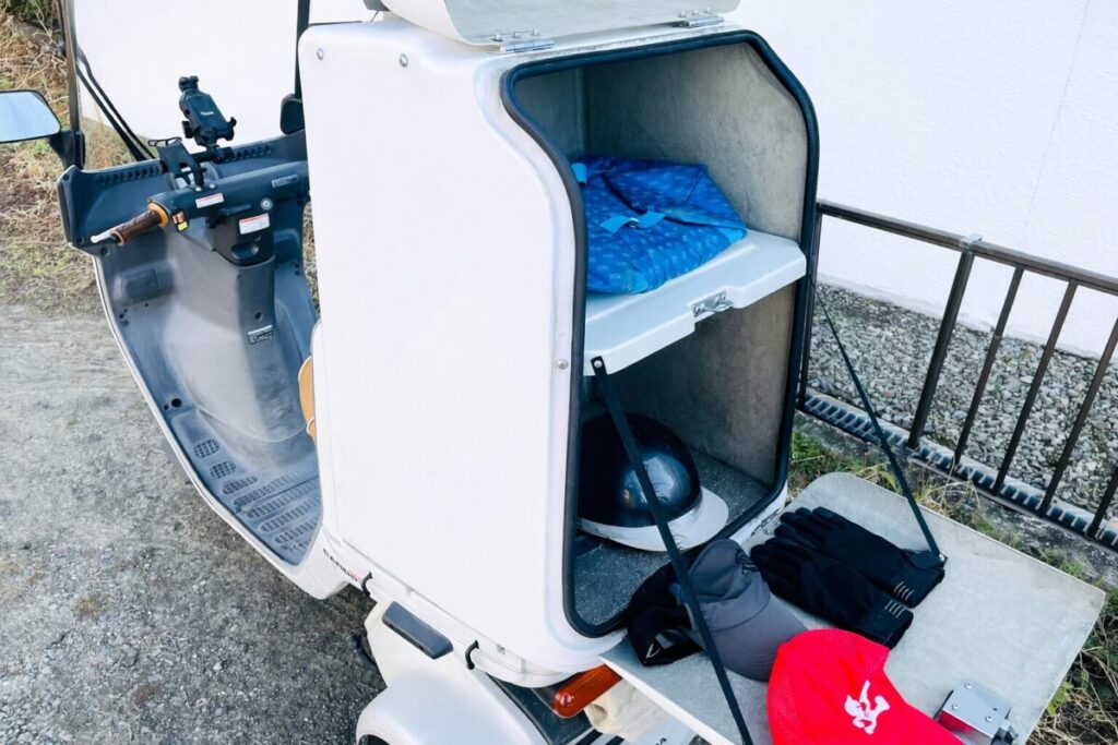 陸さんが小田原エリアの配達に使用しているジャイロキャノピー(屋根付き三輪バイク)