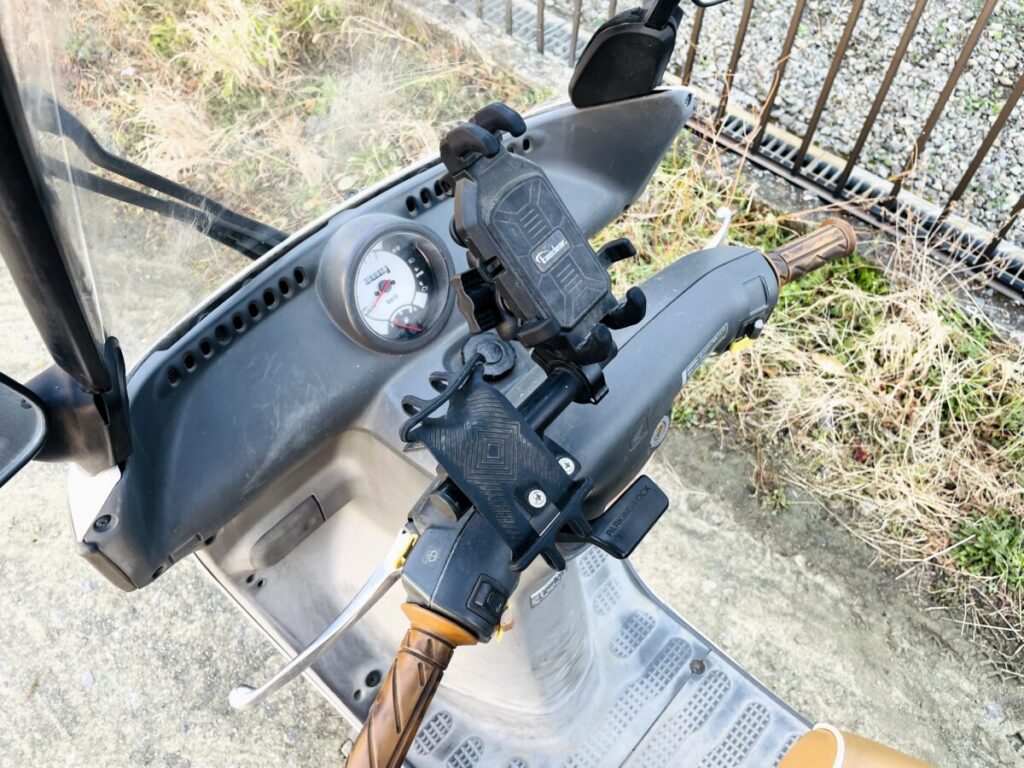 ジャイロキャノピーのハンドル部分に取り付けられたスマホホルダー。