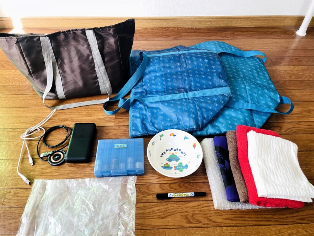 陸さんが配達時に持参する持ち物一式。モバイルバッテリーや緩衝材など。