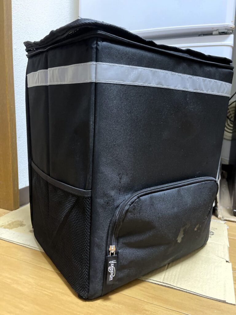 望月さんが使用する配達バッグ。コスパ重視のノーブランド品で実用性を確保している
