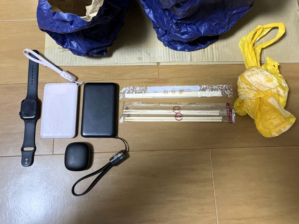 Uber Eats配達員の持ち物一式:モバイルバッテリー・イヤホン・Apple Watch・エコバッグなど