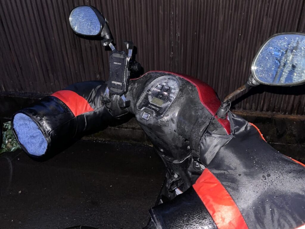 バイクのハンドルに取り付けたスマホホルダー