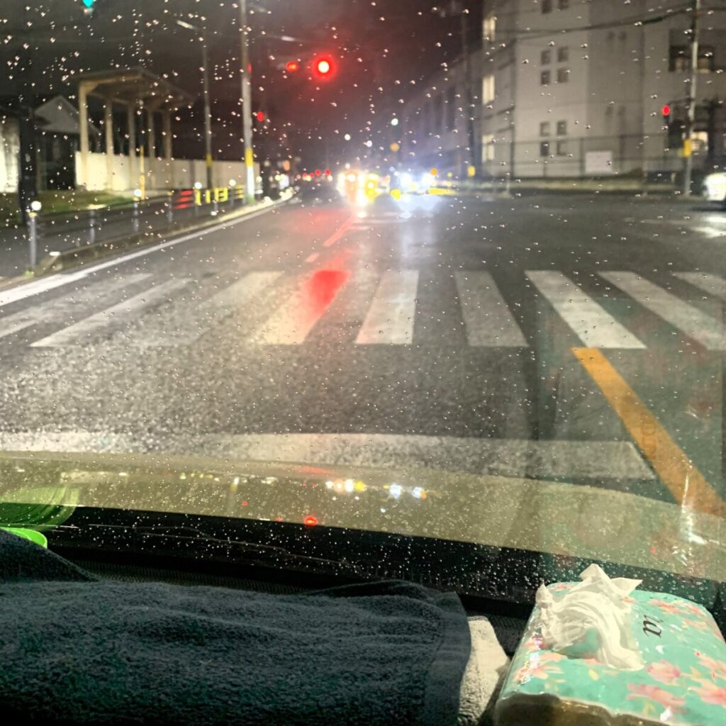 雨の日に車で稼働中。軽貨物車は配達員本人も荷物も濡れないため、雨の日のUber Eats稼働に最適