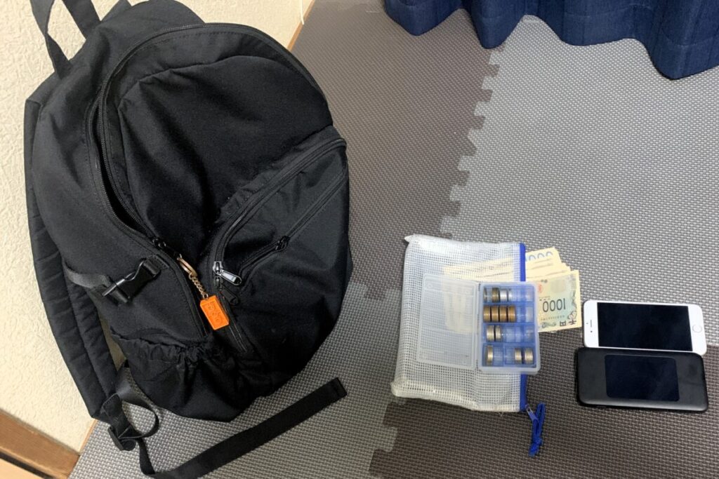 麻栄さんの配達時の持ち物一式。スマホ2台・タオル・お釣り入れ・保冷バッグなど