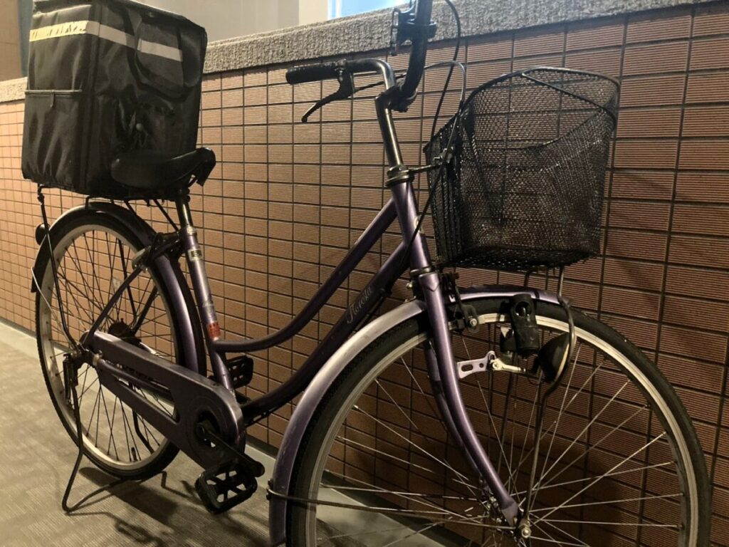 カズキさんがUber Eats(ウーバーイーツ)の配達で使用している自転車。どこにでもある普通のシティサイクル。