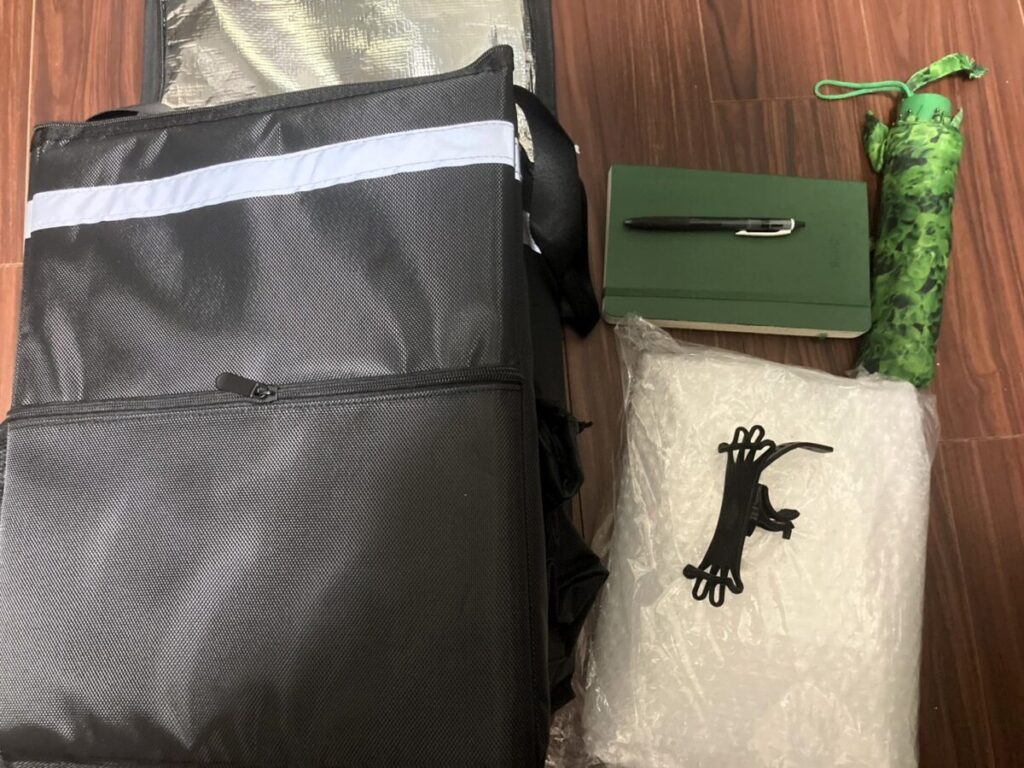 カズキさんの持ち物。緩衝材(プチプチ)はバッグ内で商品が動かないようにするために使用。