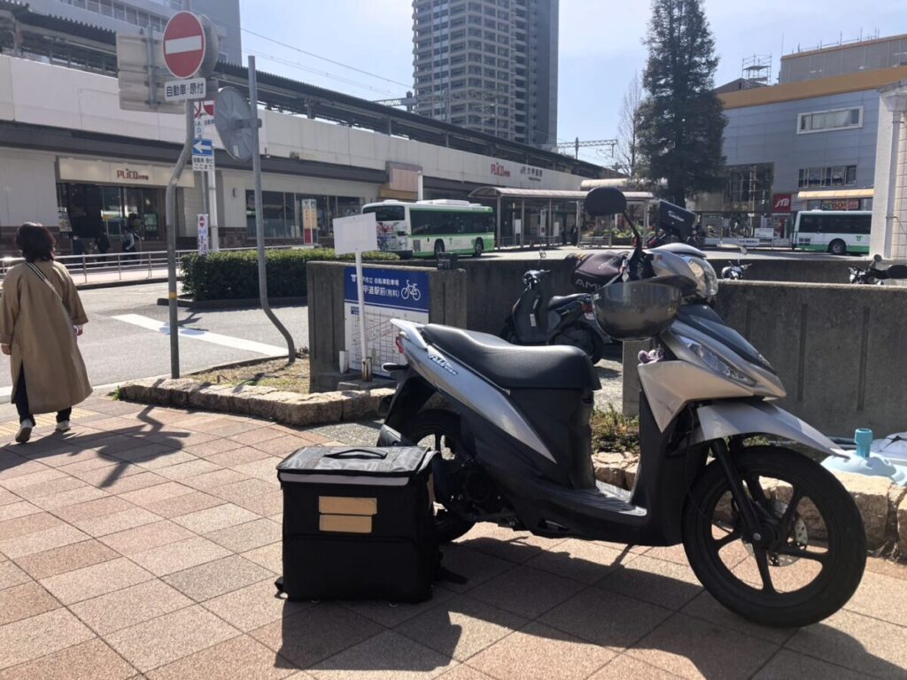 JR六甲道駅前に停車したUber Eats配達用バイク