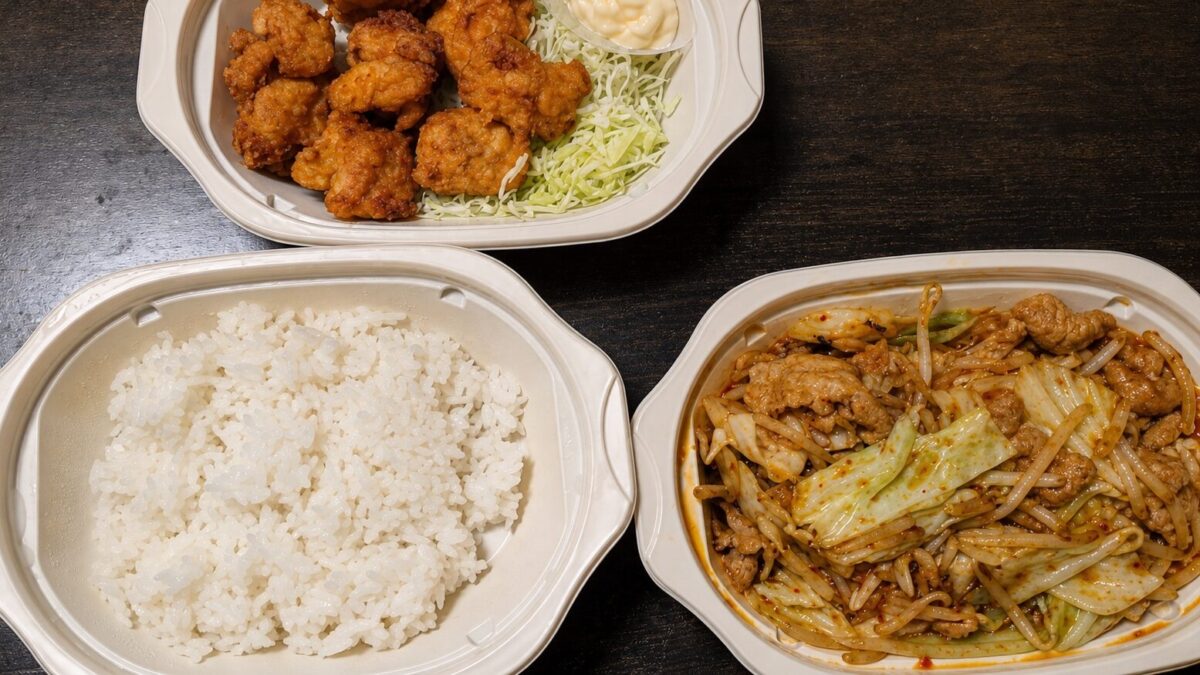 出前館で届いた日高屋のバクダン炒め＋ライスと唐揚げ。熱々で、こぼれずきれいな状態