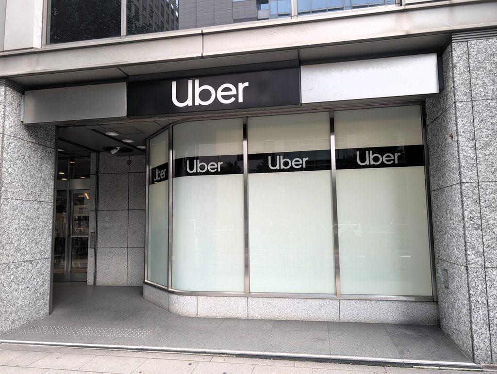 Uberのコンプライアンスセンターがある東京・大手町の新大手町ビル。外国籍の人が在留カードの原本を見せに行く場所で、1階の窓にUberのロゴが並ぶ