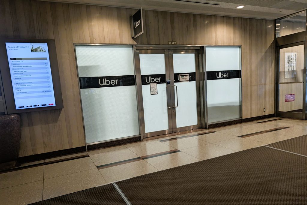 新大手町ビル1階、入ってすぐ右手にあるUberコンプライアンスセンター(101-A)の入口。外国籍の人の在留カードの確認はこの部屋で受ける